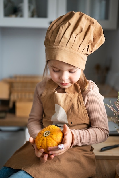 Enfant cuisinant et s'amusant à la maison