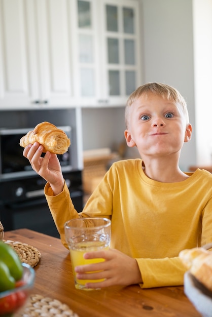 Enfant cuisinant et s'amusant à la maison