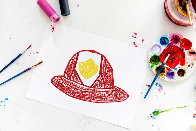 Enfant avec un dessin de casque de pompier