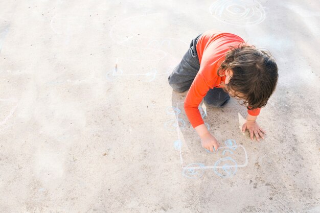 Enfant dessiner dans le sol