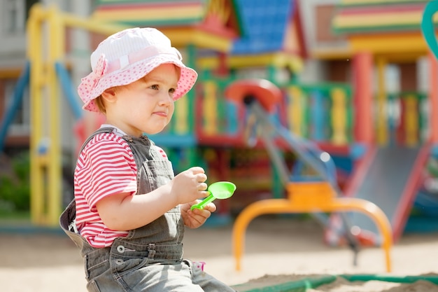 Enfant de deux ans à l&#39;aire de jeux