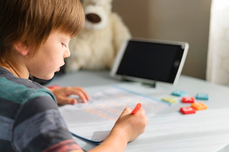 Photo gratuit enfant écrivant des interactions scolaires en ligne