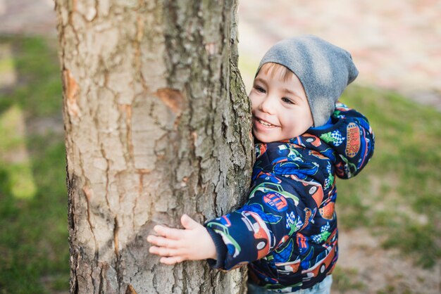 Enfant embrassant l&#39;arbre