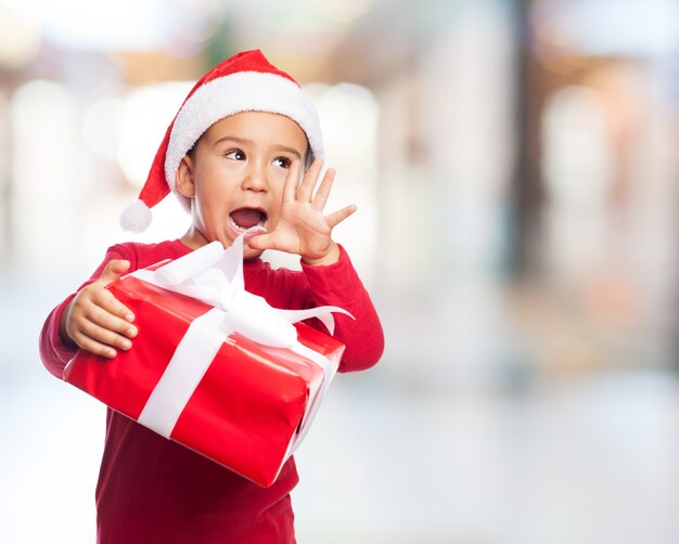 enfant Enthousiaste hurlant de fond flou