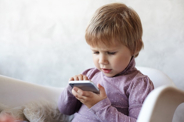 L'enfant est assis dans le salon