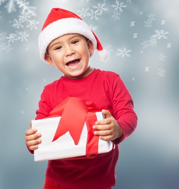 enfant Excited montrant sa boîte cadeau blanche