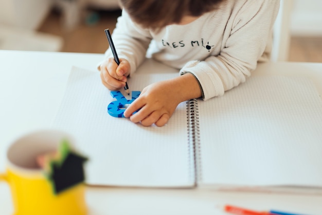 Photo gratuite enfant à faire ses devoirs