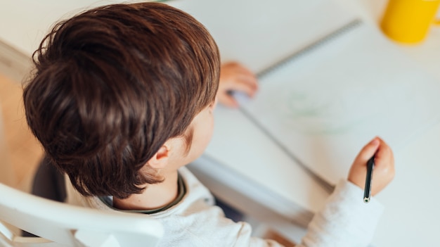 Enfant à faire ses devoirs