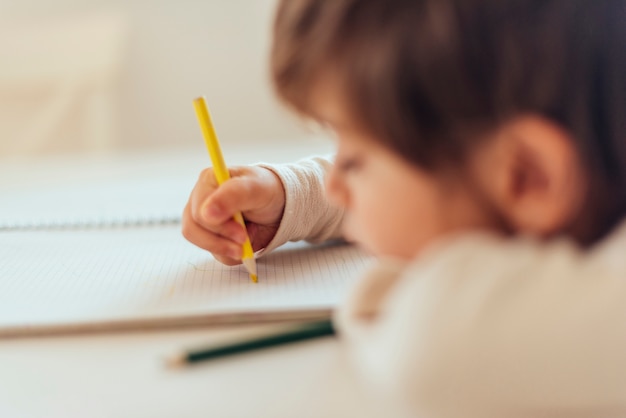 Enfant à faire ses devoirs