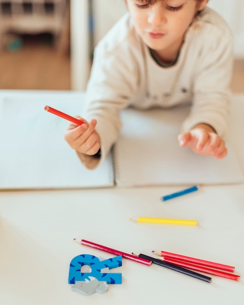 Enfant à faire ses devoirs