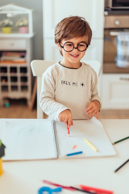 Photo gratuite enfant à faire ses devoirs