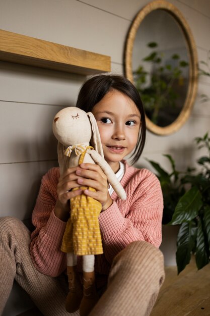 Enfant faisant des activités ménagères à l'intérieur