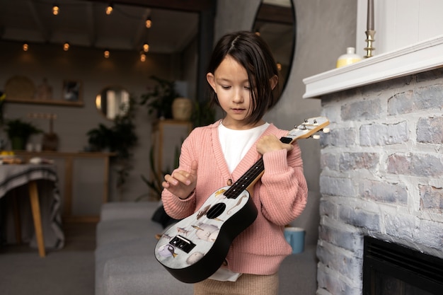 Photo gratuite enfant faisant des activités ménagères à l'intérieur