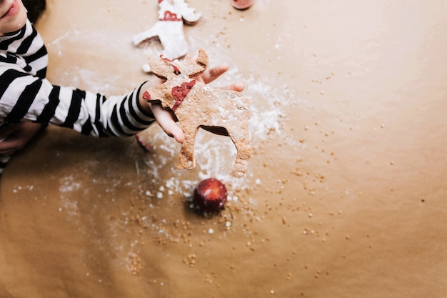 Photo gratuite enfant faisant des biscuits de noël