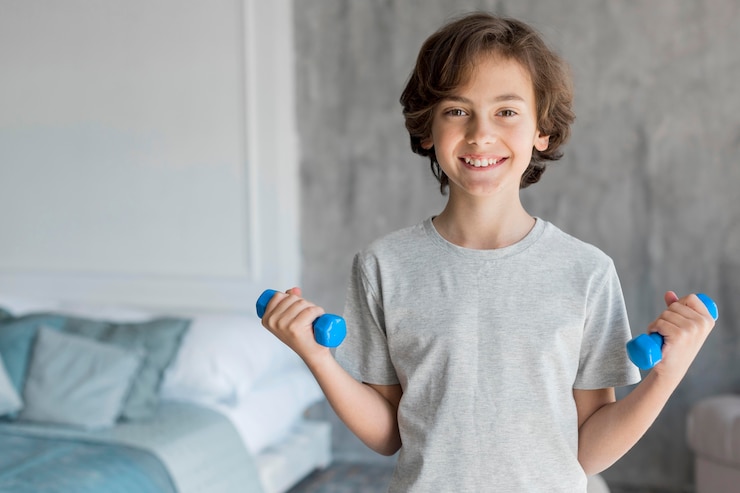 Photo gratuit enfant faisant du sport à la maison