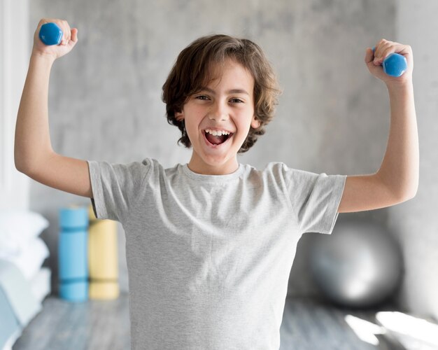 Enfant faisant du sport à la maison