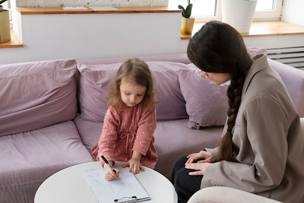 Photo gratuite enfant faisant une séance de thérapie avec un psychologue