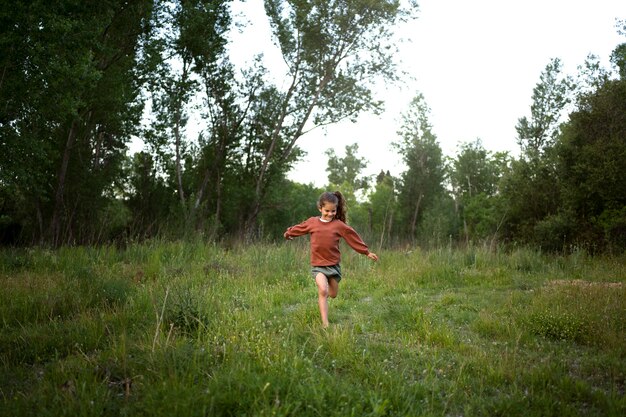 Enfant de la famille nomade s'amusant dans la nature