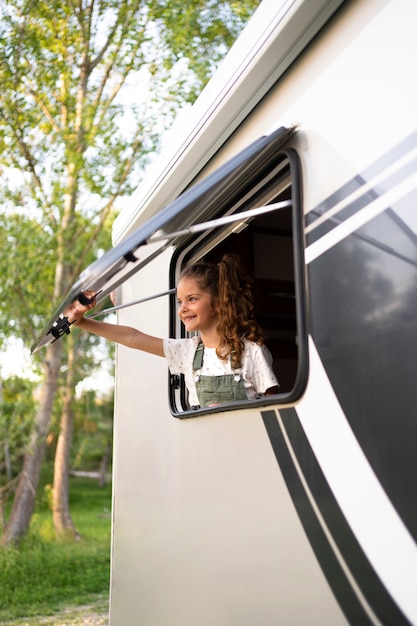 Photo gratuite enfant de la famille nomade s'amusant dans le van