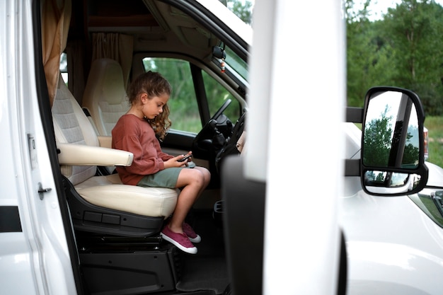 Photo gratuite enfant de la famille nomade s'amusant dans le van