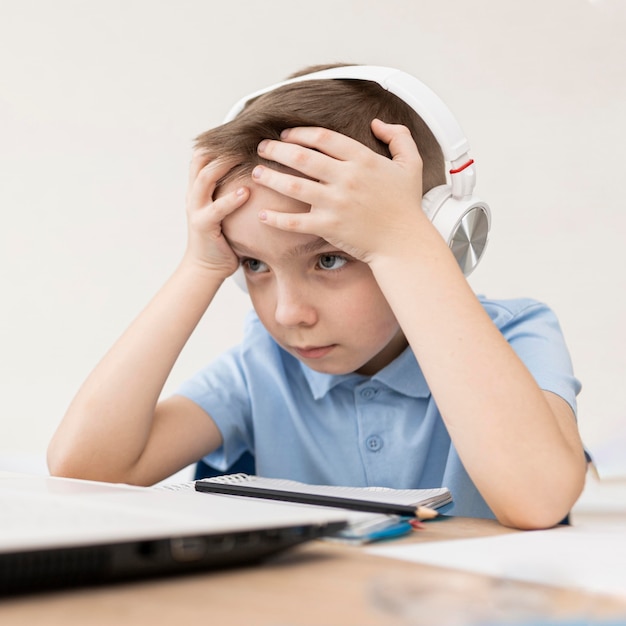 Photo gratuite enfant fatigué coup moyen avec un casque