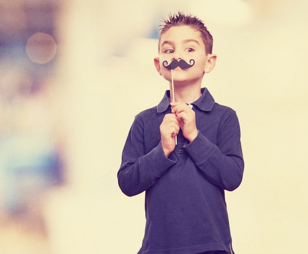 Photo gratuite enfant avec une fausse moustache