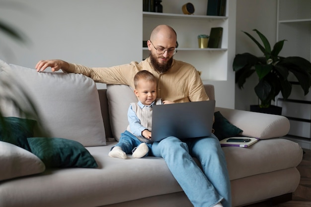 Enfant de fête de famille dans ses premières années de vie