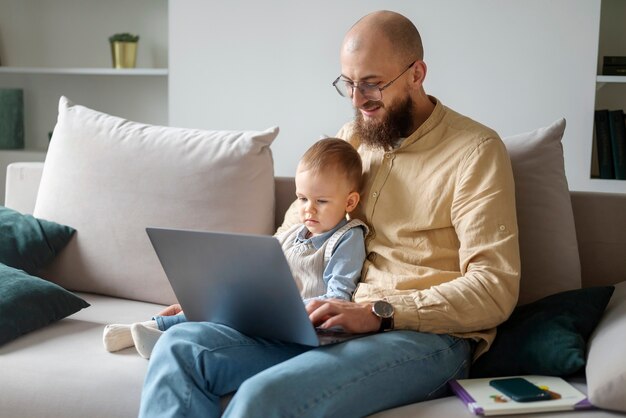 Enfant de fête de famille dans ses premières années de vie