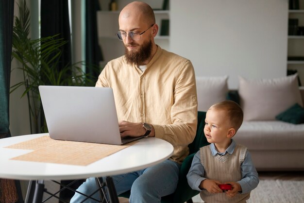 Enfant de fête de famille dans ses premières années de vie