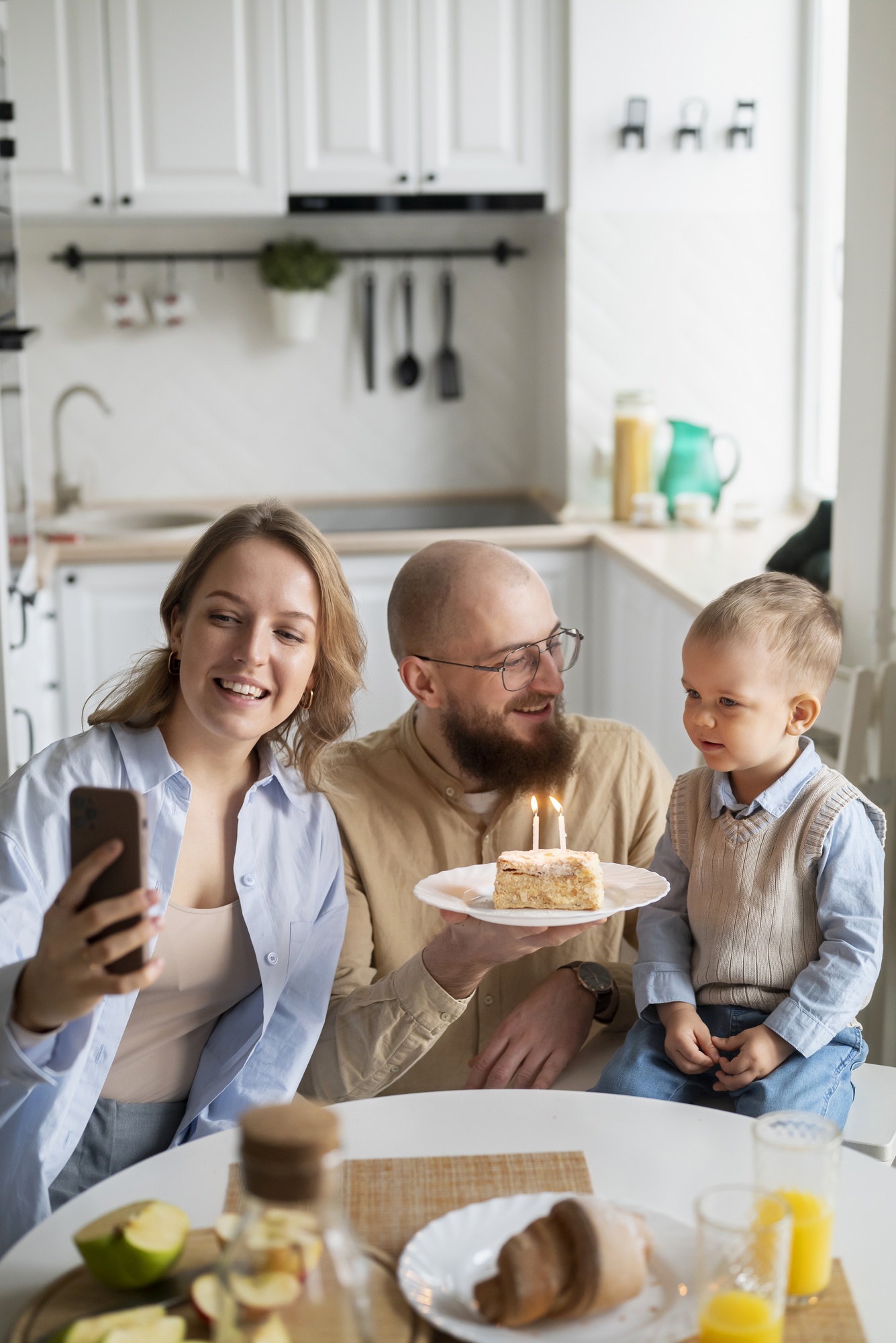 Enfant de fête de famille dans ses premières années de vie