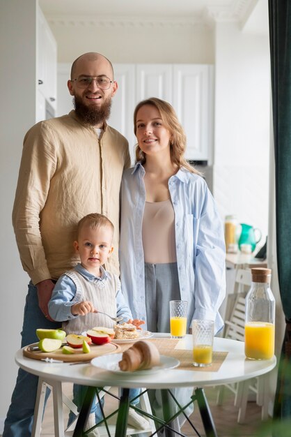 Enfant de fête de famille dans ses premières années de vie