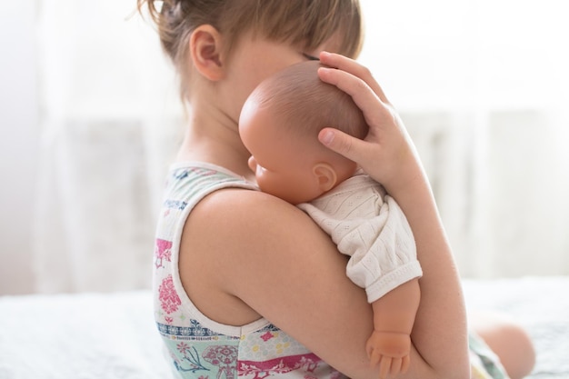 Photo gratuite enfant fille jouant avec un style de vie et une enfance de poupée