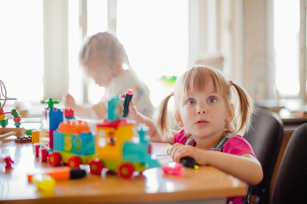 Enfant filles assises au dessin du bureau