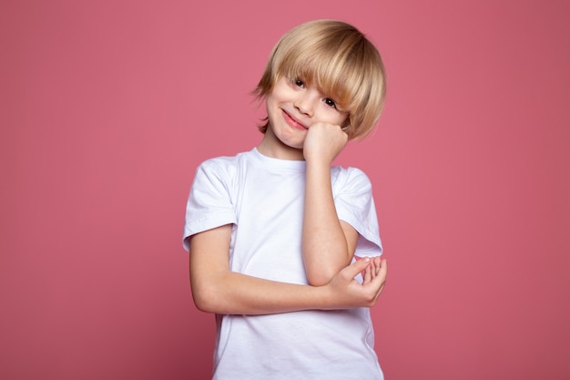 Enfant garçon mignon adorable portrait dans le t-shirt blanc et rose