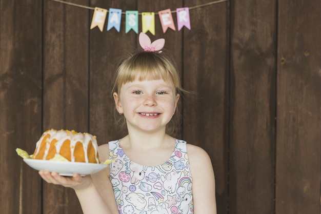 Enfant avec gâteau de fête sur la plaque