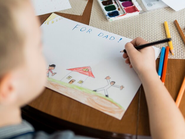 Enfant de haute vue et dessins pour son père