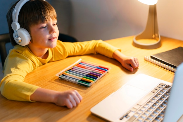 Enfant de haute vue prenant des cours virtuels