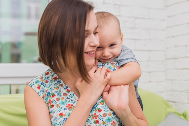 Photo gratuite enfant heureux de jouer avec sa mère