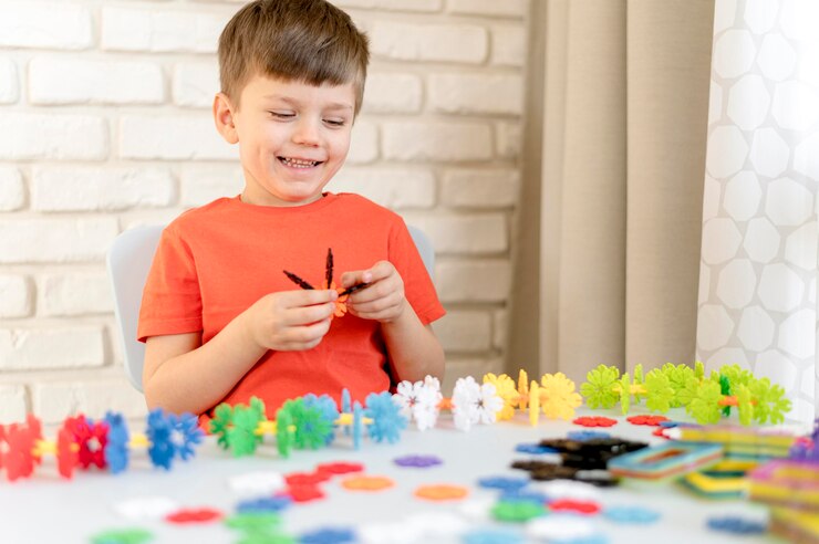Photo gratuit enfant heureux avec jouet en plastique