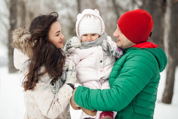 Enfant heureux mère famille d&#39;hiver