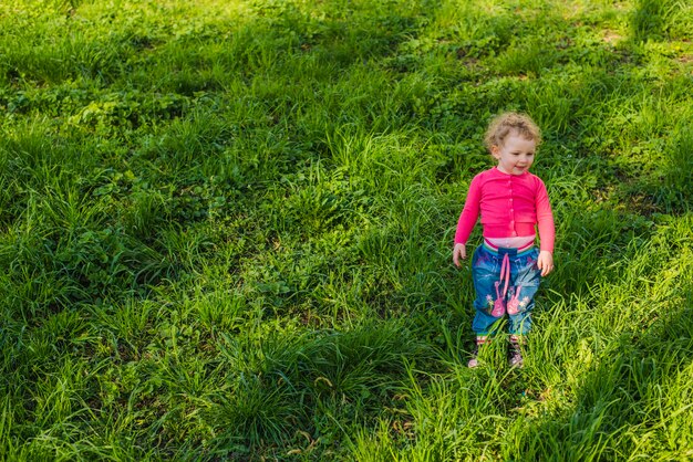 Enfant heureux en plein air