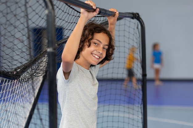 Photo gratuite enfant heureux profitant de son cours de gym