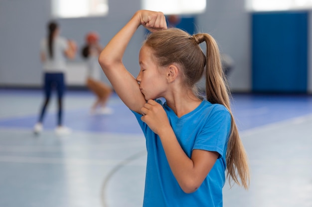 Enfant heureux profitant de son cours de gym