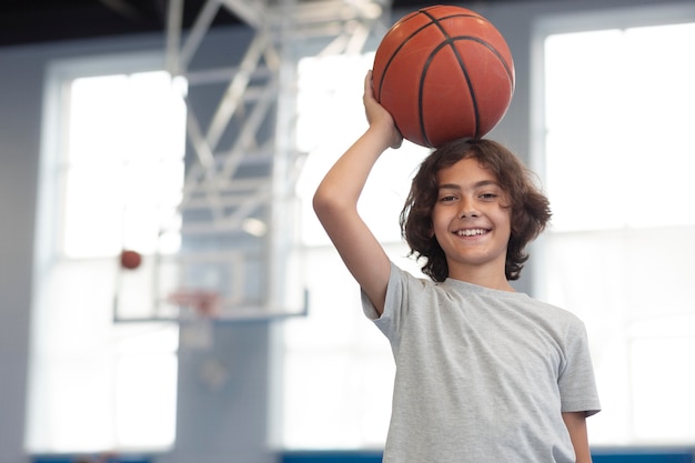 Enfant heureux profitant de son cours de gym