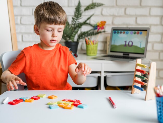 Enfant avec jeu de lettres