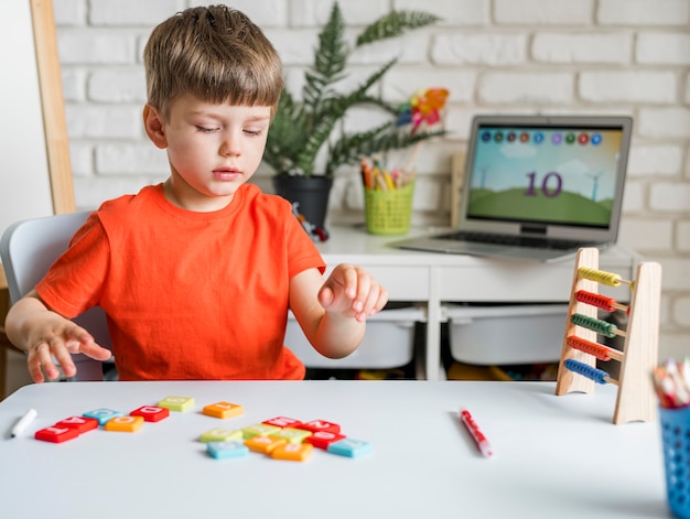 Enfant avec jeu de lettres