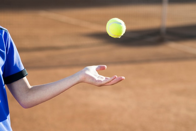 Photo gratuite enfant jouant avec la balle de tennis