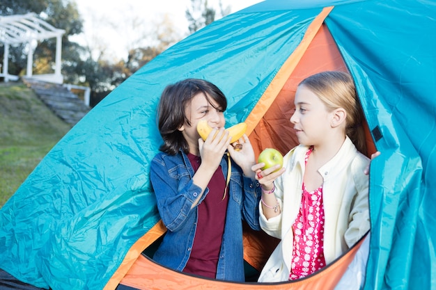 Photo gratuite enfant jouant avec une banane