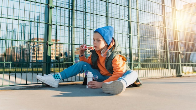 Photo gratuite enfant jouant avec des bulles de savon