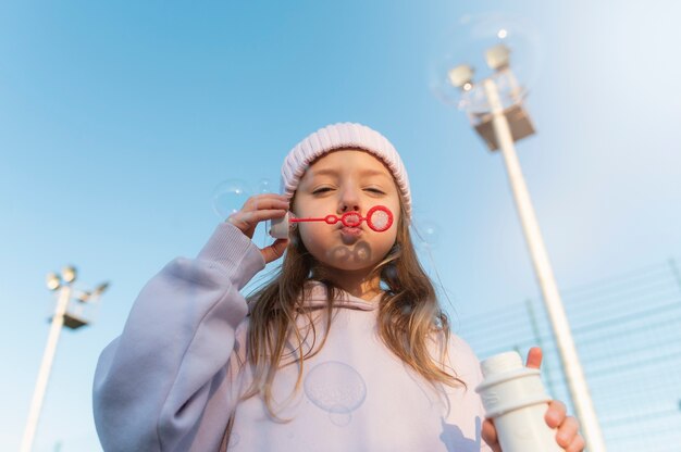 Enfant jouant avec des bulles de savon